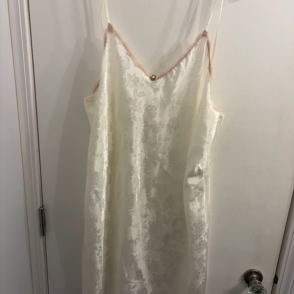 Colesce Couture Elegant Cream Lace Chemise and Robe